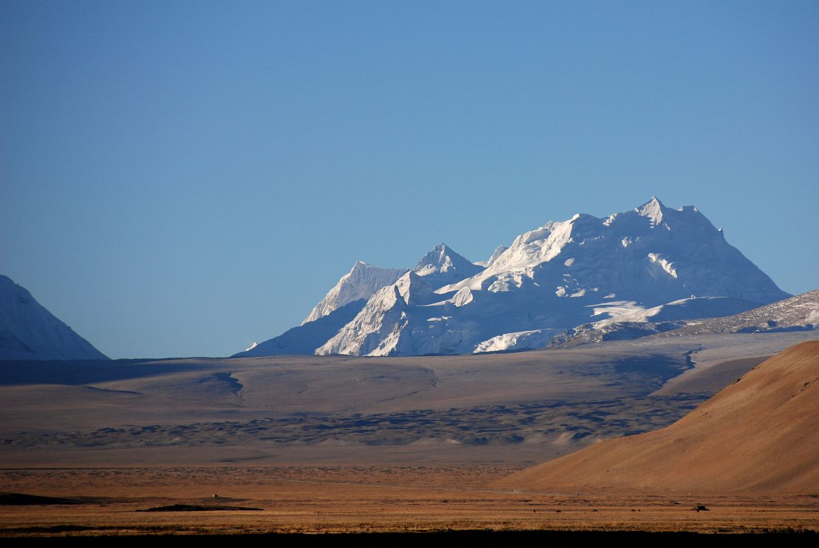 11 Nangpa La, Jobo Rinjang, Lunag IV and Jobo Rabzang Early Morning From Across Tingri Plain The Nangpa La is a 5800m pass between Tibet and Nepal. To the right of the Nangpa La in Nepal is Jobo Rinjang (6778m), Lunag IV (6781m), and on the far right in Tibet with impressive ice and rock towers is Joba Rabzang (6666m).